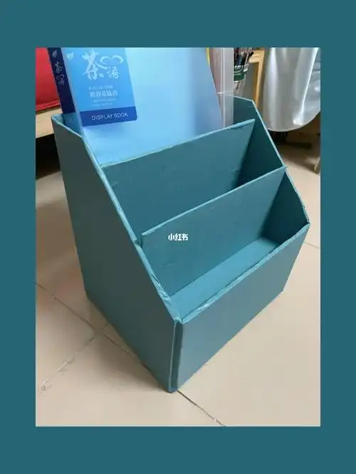 看到别人拿快递纸箱改造成绘本书架,刚好最近买的洗衣液有个硬纸箱