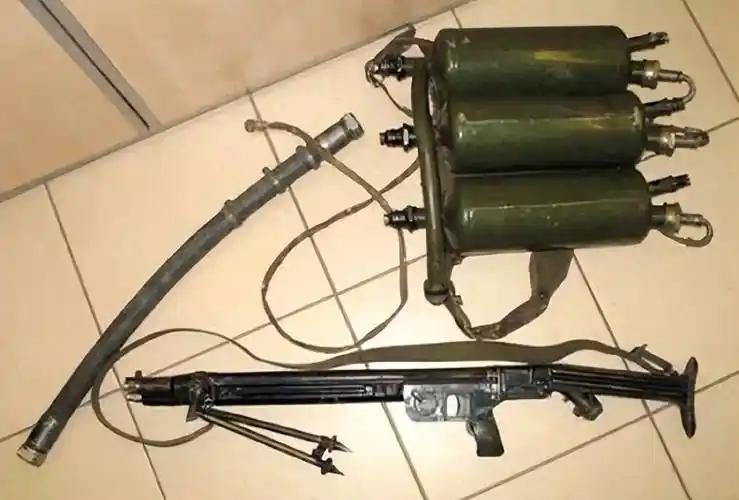 从58式到02式喷火器,解放军喷火器发展70年,清扫战壕堡垒的利器_作战