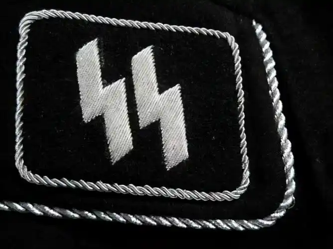 作为党卫队的一部分,"警卫旗队"也采用党卫队通行的"ss"双闪电标志,由