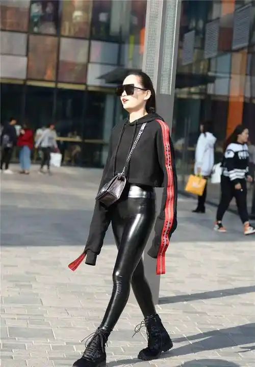 黑色紧身皮裤,搭配黑色马丁靴,衬托身材效果好_风格_美女_服装