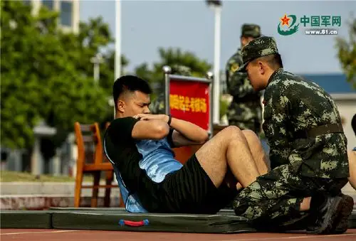 参考干部在进行仰卧起坐考核.