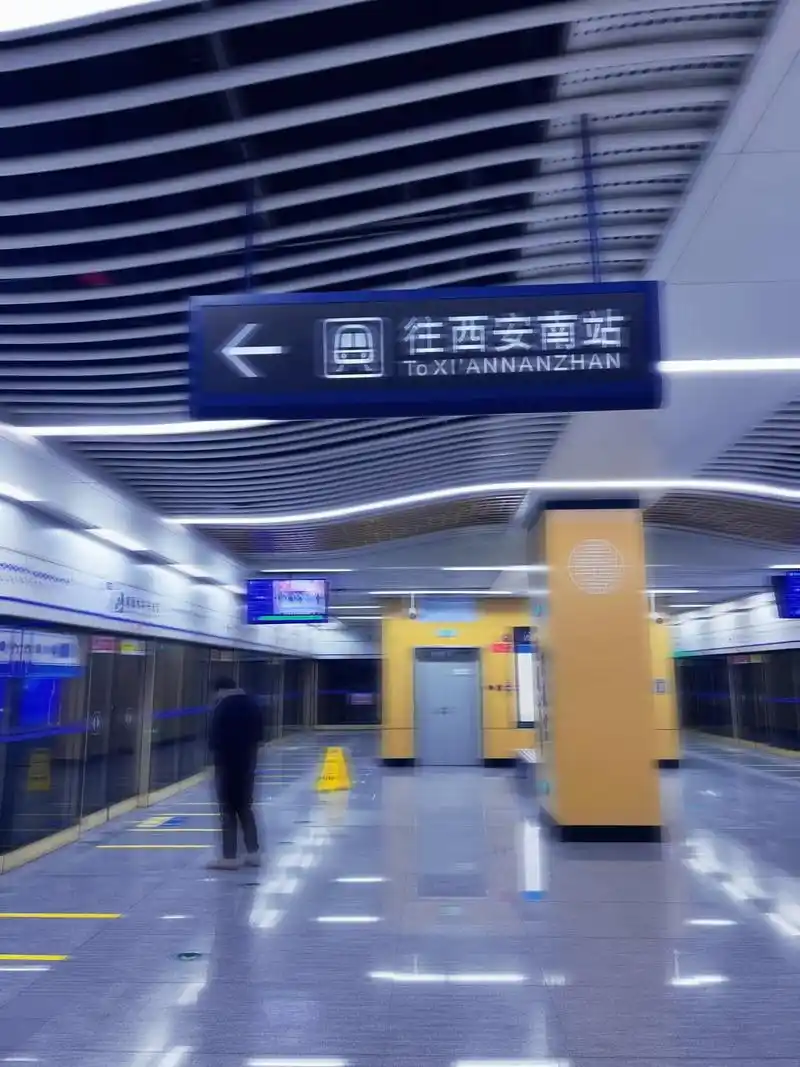 是西安 亦是长安.总要去趟西安吧,吹吹明城墙上的风,走一走不 - 抖音