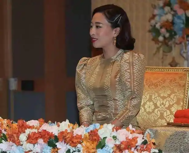 原创泰国帕公主罕见剪短发模仿亲妈发型气场十足疑似讨泰王喜爱