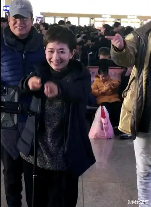 央视主持人王芳近照曝光,脸干瘦皱纹多,才44岁就穿上了老人服!