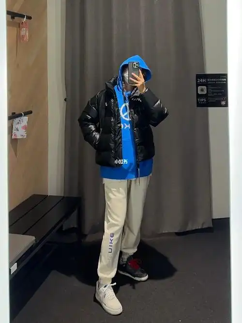 耐克 nike 米白色卫裤 蓝色卫衣叠穿 黑色短款羽绒服超级显腿长 冬季