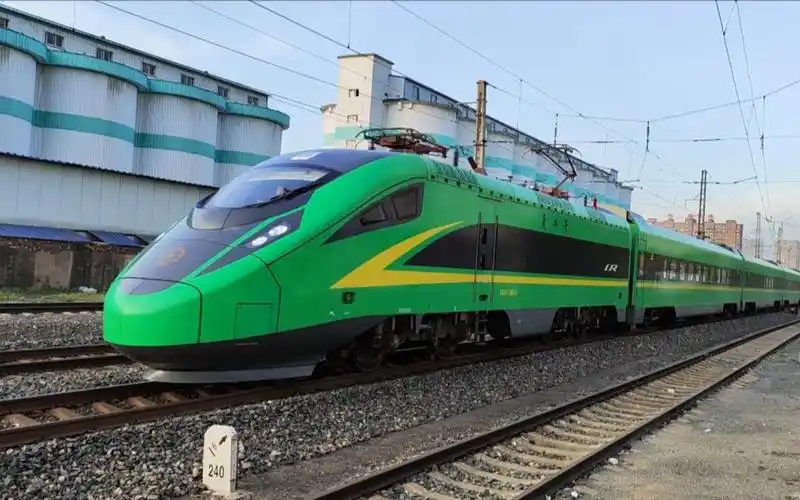 复兴号cr200j型电力动车组鞍山站上行驶出(z5016次,沈阳——大连)