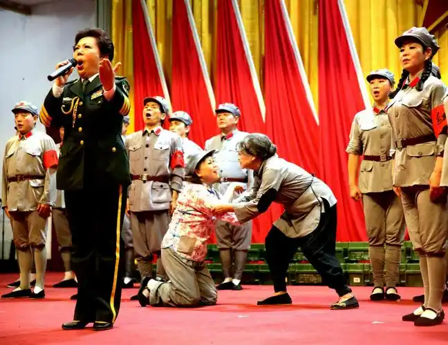 红星在英雄部队闪耀-南京市红星文工团在徐州与王杰部队共庆建军九十