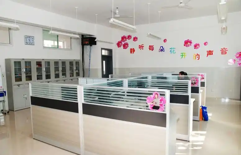 学校现代教师办公室布置效果图