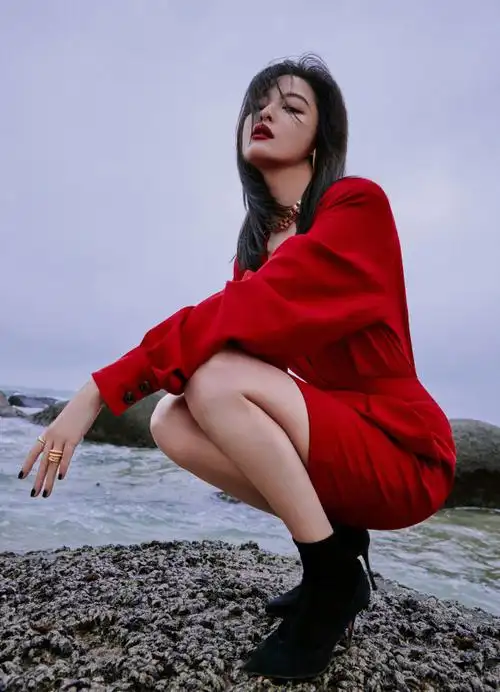 姐姐好酷!辛芷蕾穿深v红裙气质迷人 发丝飞扬