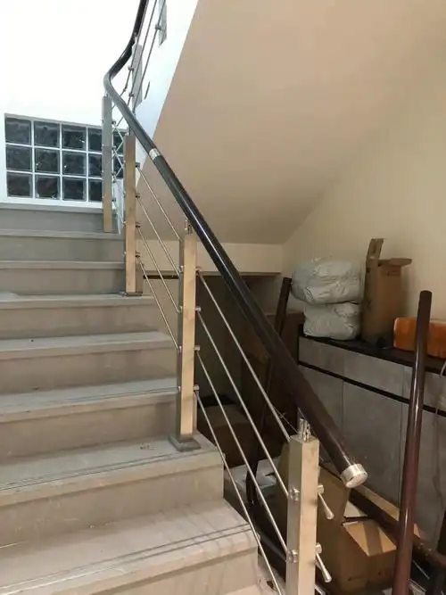 不锈钢楼梯阳台护栏方管穿拉丝图文