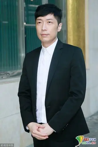 马浚伟:黑色西服套装懒人鞋 低调酷黑