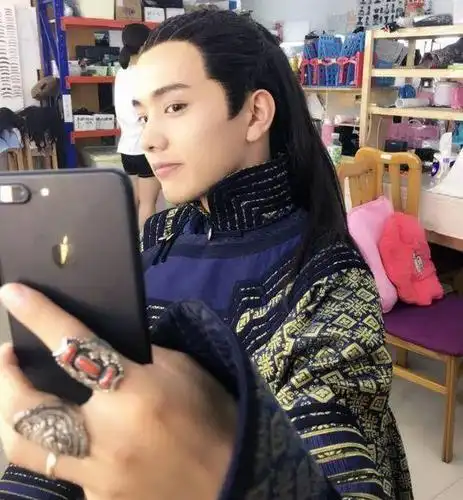 大家可以看看剧中饰演拉旺多尔济的演员王宇威小哥哥的