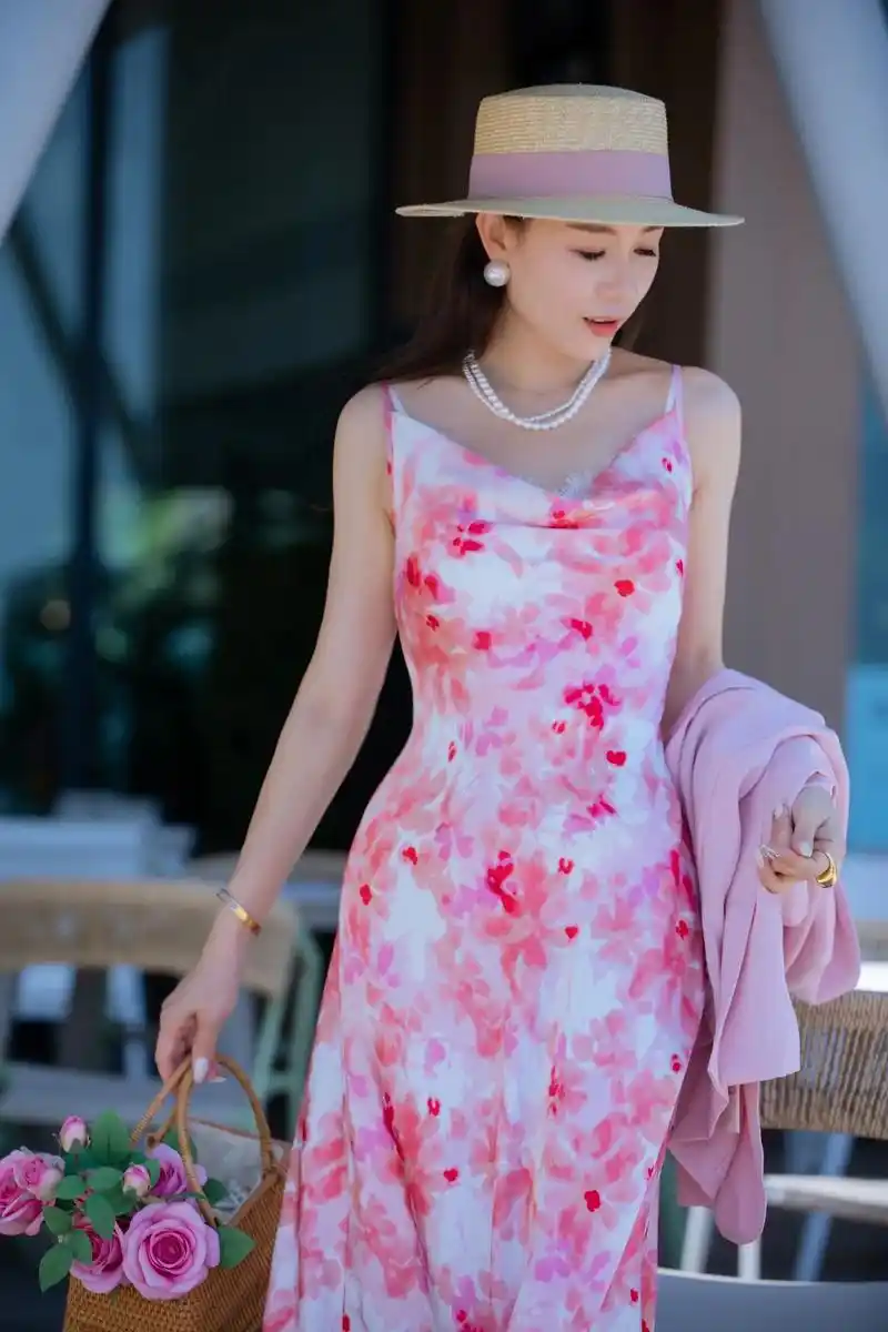 夏日清爽凉快最适合穿上这款万能百搭吊带裙.