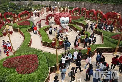 游客在迪士尼乐园中游览. 中宏网记者 富宇 摄