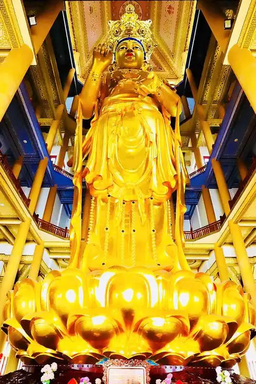 建筑面积2377平方米;通天阁供奉着天冠弥勒佛像高39