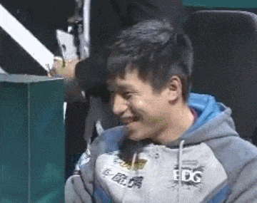 的风格,但是随着theshy距离电脑键盘愈来愈近,脸上灿烂的笑容瞬间消失