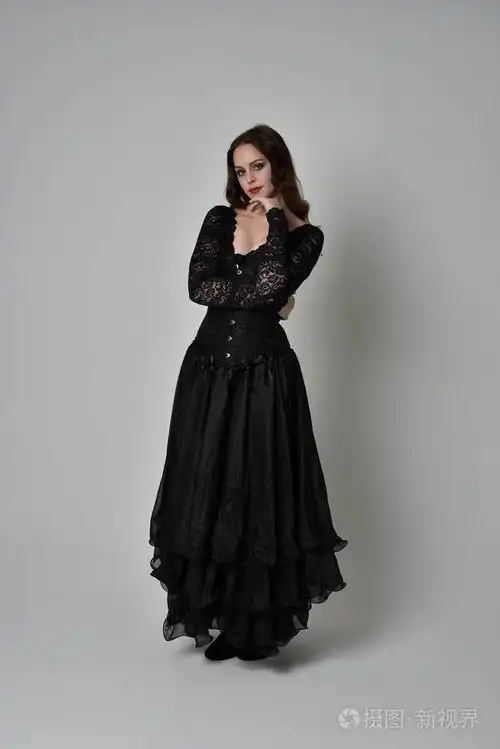 黑发女孩穿着黑色长袍的全长肖像机智紧身胸衣.