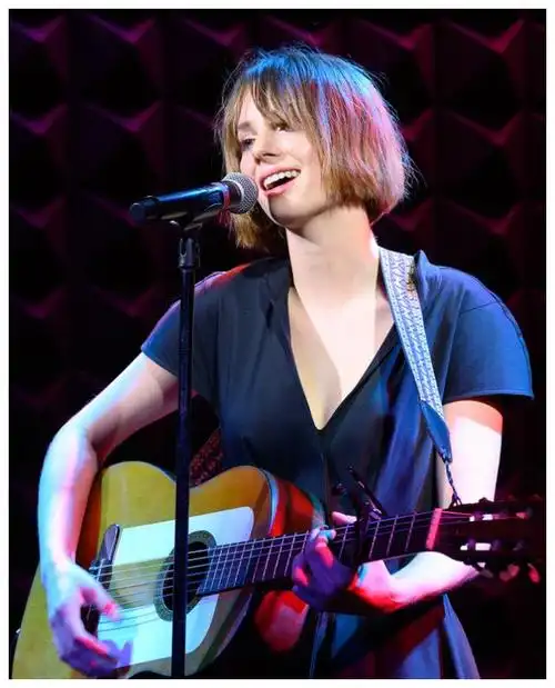 玛雅·霍克身穿兰色长裙参加演出,英俊潇洒,眉宇之间尽是多情!