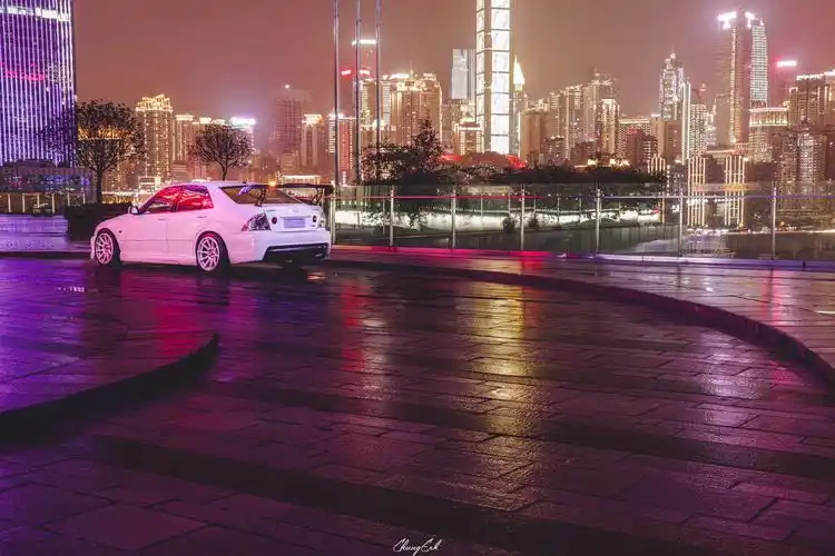 头文字d里打酱油的咬地鲨现实中车友将其打造成漂移神器