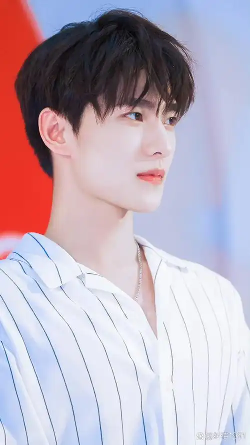 杨洋一笑,整个世界都明媚了,那如画眉眼,谁看了能不心动?