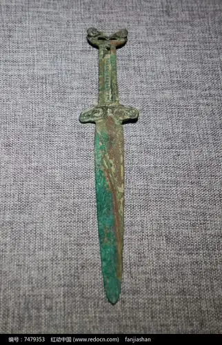 春秋时期双兽首青铜短剑