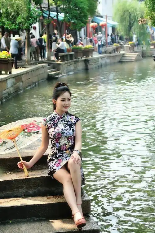 一个气质优雅美丽的江南旗袍女子!