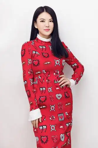 李湘瘦身成果显著 穿糖果风红裙娇艳似少女