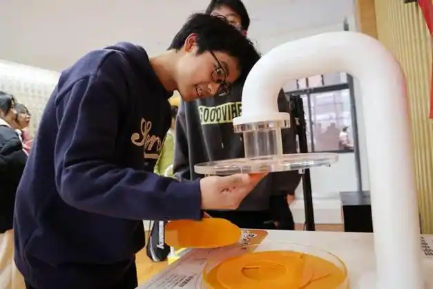 铜陵头条0303大雨将抵铜陵女童夜晚独自溜出门民警化身