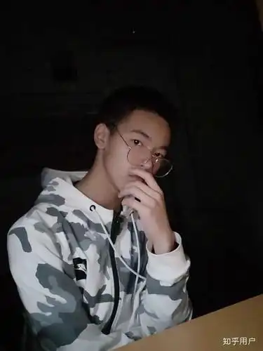 戴眼镜的丑样子………………………… 别骂我别骂我别骂我