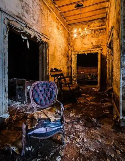 实拍美废弃殡仪馆:破败不堪阴森惊悚