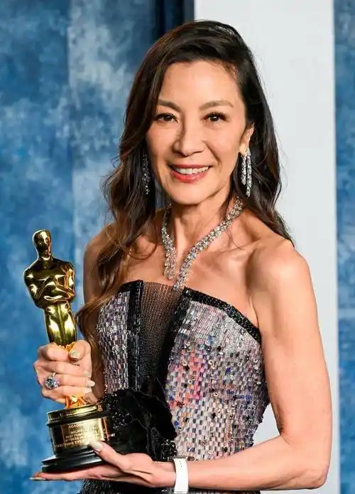 杨紫琼拿到奥斯卡小金人,全网欢呼,这么有分量真的是金子做的?