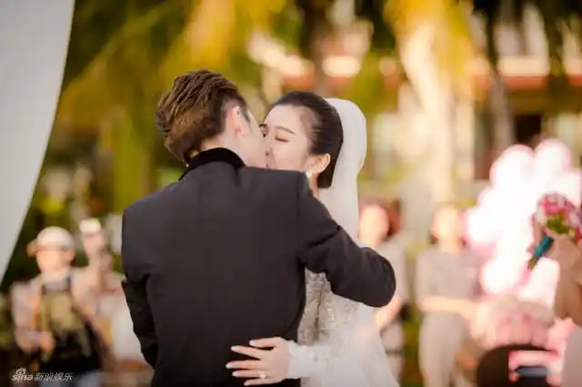 曝光的大量现场照十分甜蜜温馨,而伴郎和新人也集体玩疯了.