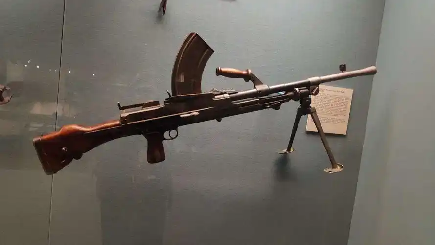 英制"布伦"式轻机枪.