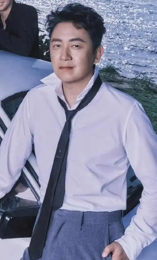 妈呀潘粤明又瘦了这么多,现在暴瘦30斤,差点没认出,帅出新高度