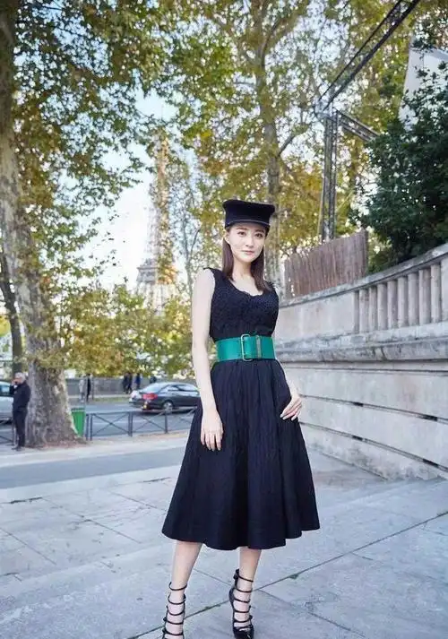徐璐美到国外去了黑色连衣裙配绿腰封戴军装帽气质都提升了