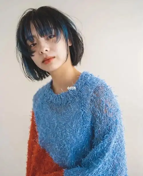 蓝色挑染短发