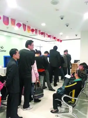 市民排队办理按揭手续.