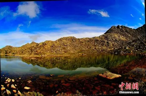 海子山景区位于四川阿坝州壤塘县境内,海拔4760米,该风景区外围是高山