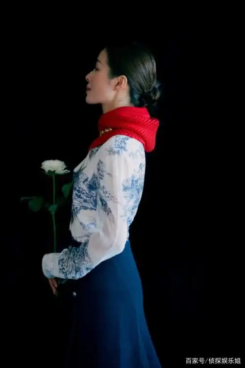 江一燕亮相活动状态好,身材纤瘦侧颜精致,生图笑容很干净