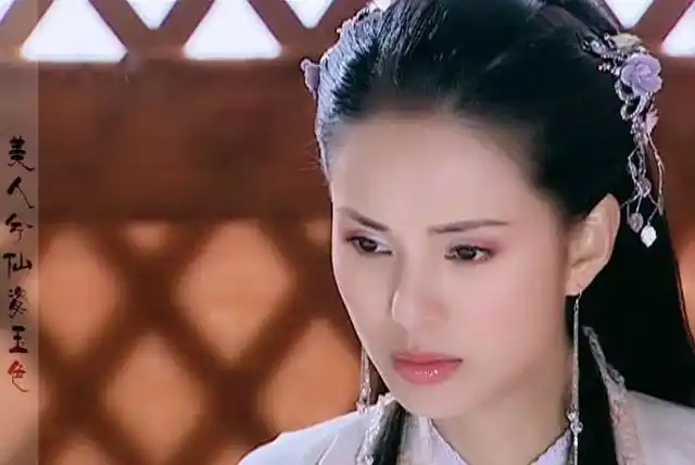 香港女星李若彤1995年在《神雕侠侣》饰演小龙女,以精致脸蛋和仙气