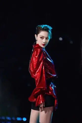 张馨予姐姐在乘风破浪一袭红色穿搭酷飒帅气