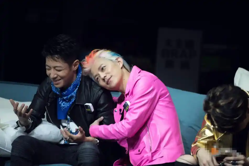 新男团!何炅鹦鹉发酷似权志龙 撒贝宁大张伟pk段子