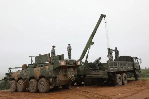 山崩地裂沉浸式体验扫雷车实爆