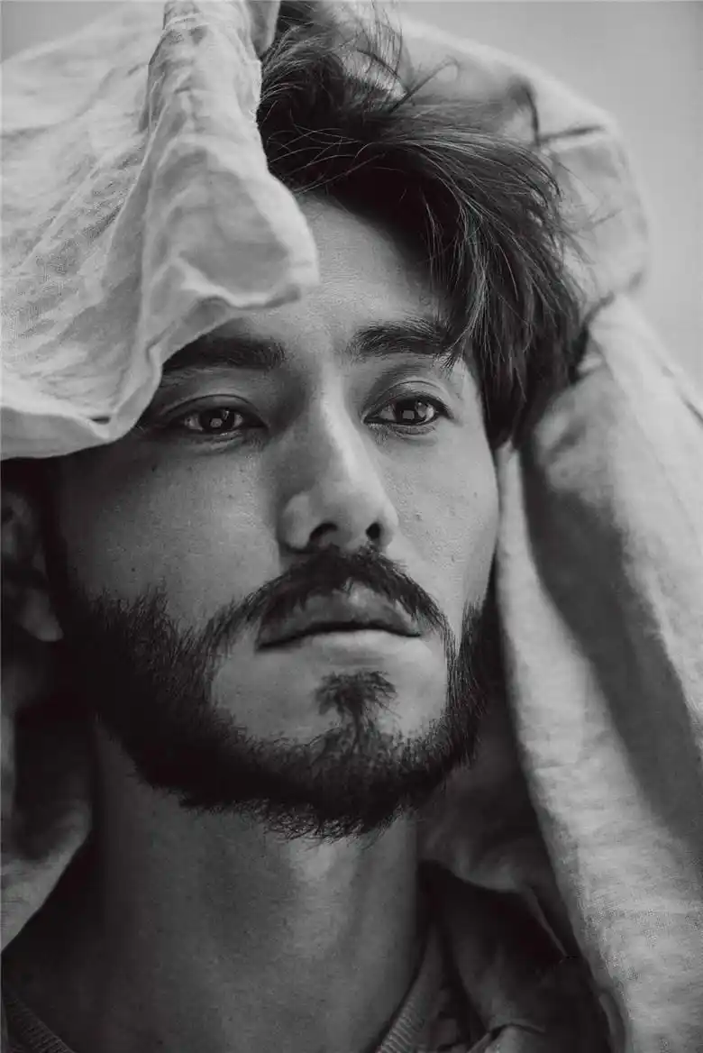 高清:陈坤满脸络腮胡变大叔 黑白写真沧桑深沉 - 中国日报网