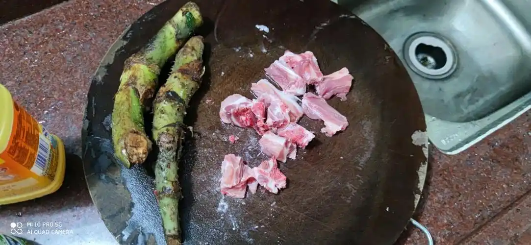 簕茨菇煲猪骨汤