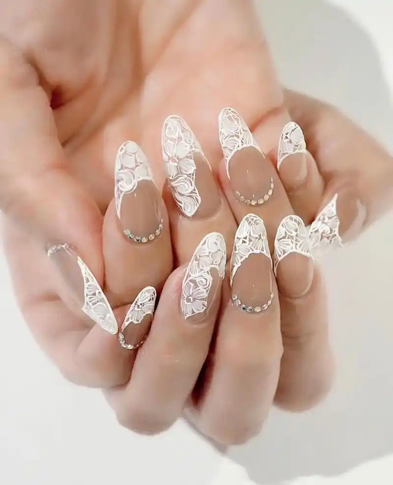 奶茶&蕾丝手绘艺术.#美甲 #春天美甲 #神仙美甲 #手绘美 - 抖音