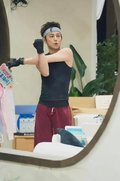 50岁何炅赢麻了!大秀手臂线条,肚子平坦无赘肉,仿佛吃了防腐剂