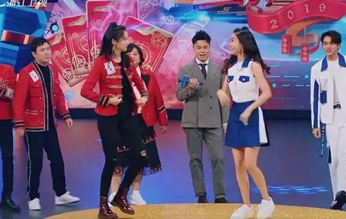 关晓彤,杨颖同框,官称身高只差5公分,谁说假话一对比便知