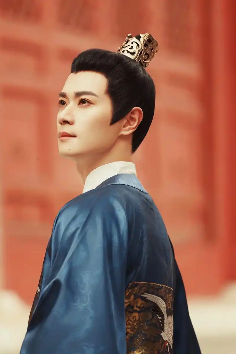 曹骏好适合古装 这套明制衣服拍的好绝.真