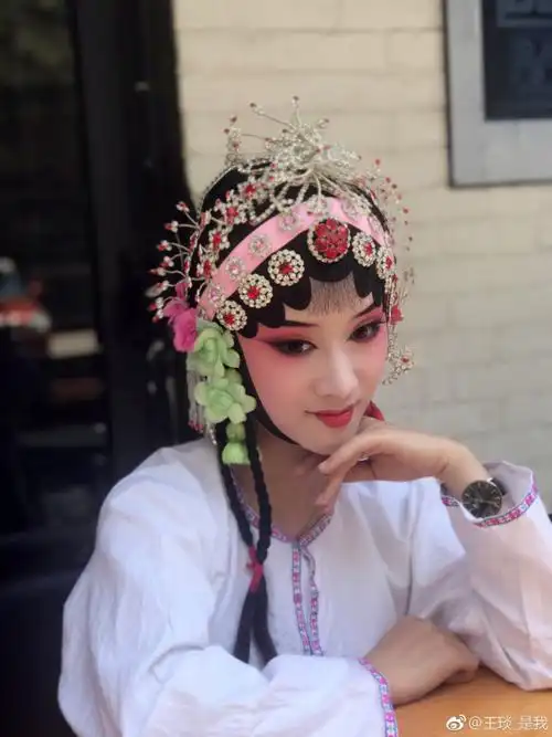 走进幕后欣赏戏曲旦角化妆见证演员美丽变身全过程奇迹3